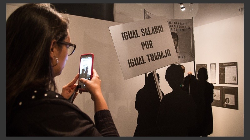 Fotos y objetos que cuentan historias de mujeres y sus trabajos en el frigorífico Swift y el barrio Saladillo.