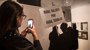 Fotos y objetos que cuentan historias de mujeres y sus trabajos en el frigorífico Swift y el barrio Saladillo.