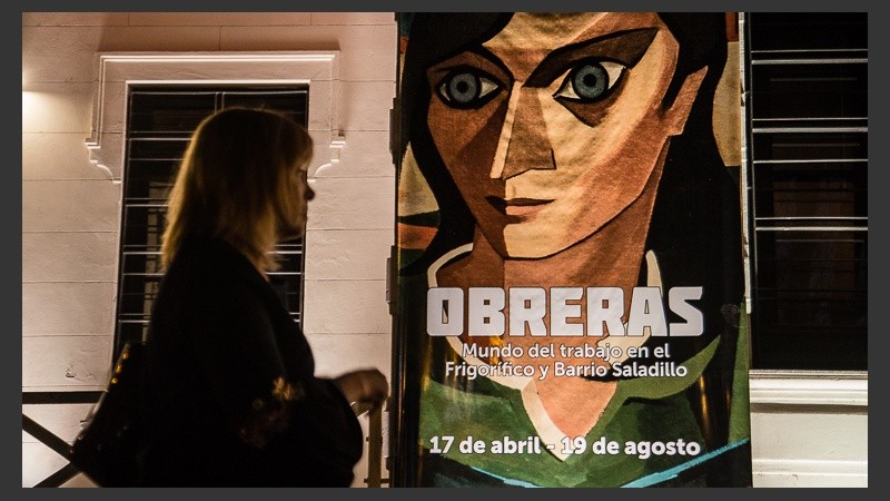 Fotos y objetos que cuentan historias de mujeres y sus trabajos en el frigorífico Swift y el barrio Saladillo.