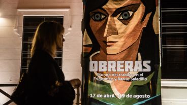 Fotos y objetos que cuentan historias de mujeres y sus trabajos en el frigorífico Swift y el barrio Saladillo.