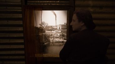 Fotos y objetos que cuentan historias de mujeres y sus trabajos en el frigorífico Swift y el barrio Saladillo.