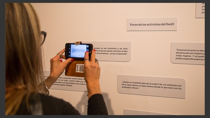 Fotos y objetos que cuentan historias de mujeres y sus trabajos en el frigorífico Swift y el barrio Saladillo.