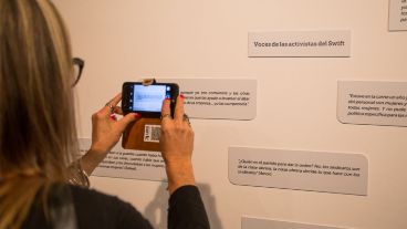 Fotos y objetos que cuentan historias de mujeres y sus trabajos en el frigorífico Swift y el barrio Saladillo.