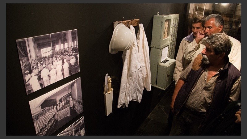 Fotos y objetos que cuentan historias de mujeres y sus trabajos en el frigorífico Swift y el barrio Saladillo.