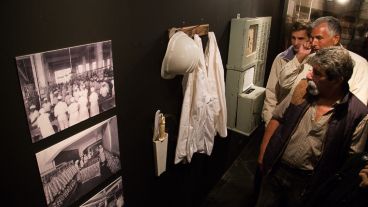 Fotos y objetos que cuentan historias de mujeres y sus trabajos en el frigorífico Swift y el barrio Saladillo.