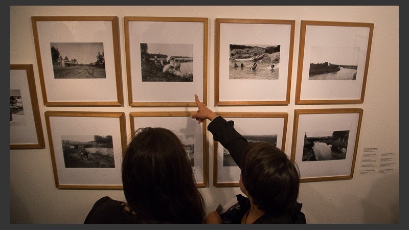 Fotos y objetos que cuentan historias de mujeres y sus trabajos en el frigorífico Swift y el barrio Saladillo.