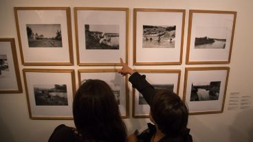 Fotos y objetos que cuentan historias de mujeres y sus trabajos en el frigorífico Swift y el barrio Saladillo.