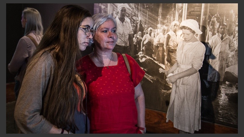 Fotos y objetos que cuentan historias de mujeres y sus trabajos en el frigorífico Swift y el barrio Saladillo.