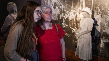 Fotos y objetos que cuentan historias de mujeres y sus trabajos en el frigorífico Swift y el barrio Saladillo.