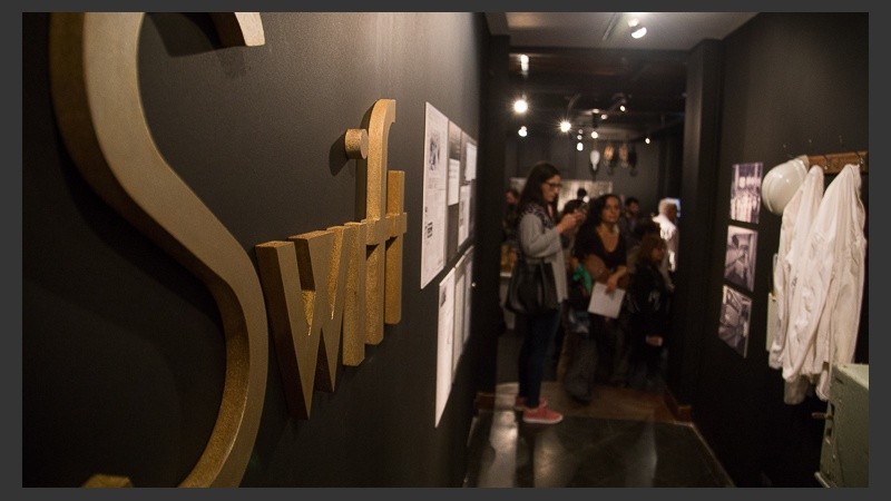 Fotos y objetos que cuentan historias de mujeres y sus trabajos en el frigorífico Swift y el barrio Saladillo.