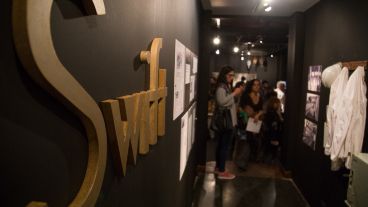 Fotos y objetos que cuentan historias de mujeres y sus trabajos en el frigorífico Swift y el barrio Saladillo.