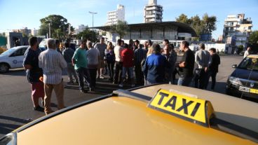 Taxistas mantenían el bloqueo en la Terminal.