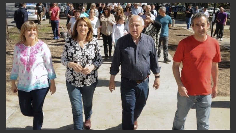 Otra campaña: Irizar y Javkin, en los extremos, con Fein y Lifschitz, cuando debieron caminar juntos.