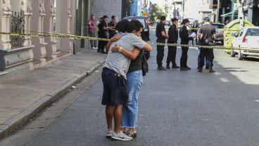 Escenas de dolor frente al comercio donde murió el hombre.