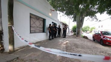 El despliegue policial en uno de los allanamientos en los que habría participado el menor.