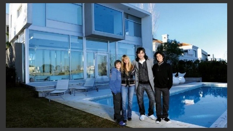 Darthes con su familia en la casa de Nordelta que ahora pone a la venta. 