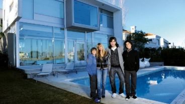 Darthes con su familia en la casa de Nordelta que ahora pone a la venta.