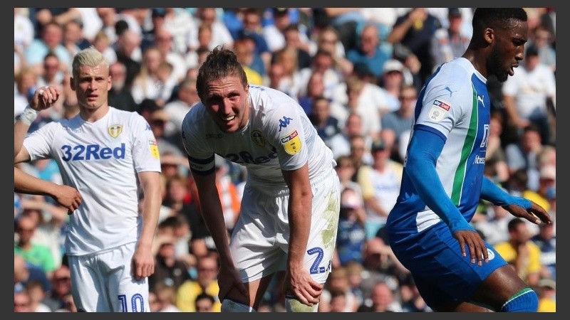 Ayling mira con desazón cómo su intento cambiar el empate 1-1 en victoria no logra su objetivo.