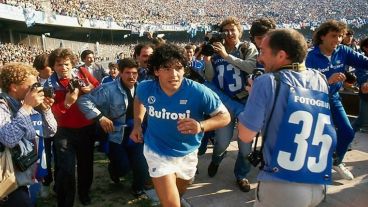 Para montar "Maradona", Asif Kapadia accedió a más de 500 horas de material de archivo inédito del ex futbolista, que autorizó la realización