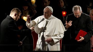 "Ayúdanos a ver en tu cruz todas las cruces del mundo", dijo Francisco.