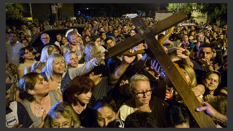 La cruz pasó de mano en mano por las calles de barrio Rucci.