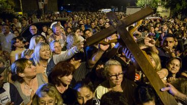La cruz pasó de mano en mano por las calles de barrio Rucci.