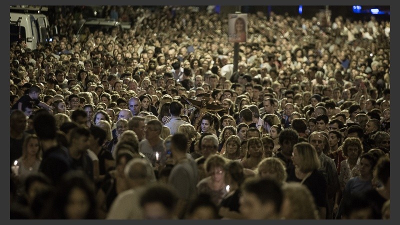 Miles de fieles de todo el país se acercaron a barrio Rucci este viernes santo.