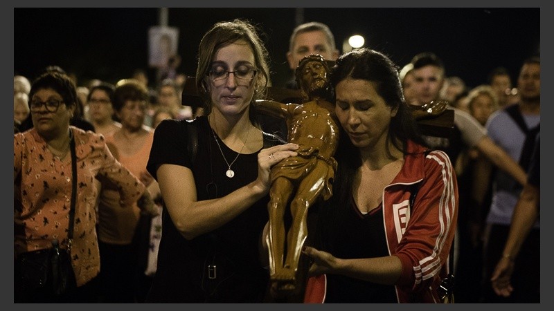 Miles de fieles de todo el país se acercaron a barrio Rucci este viernes santo.