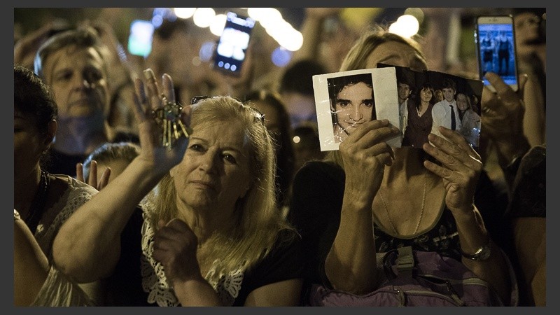 Otra masiva muestra de fe en barrio Rucci este viernes a la noche.