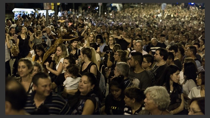 Miles de fieles de todo el país se acercaron a barrio Rucci este viernes santo.