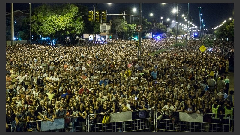 Otra masiva muestra de fe en barrio Rucci este viernes a la noche.
