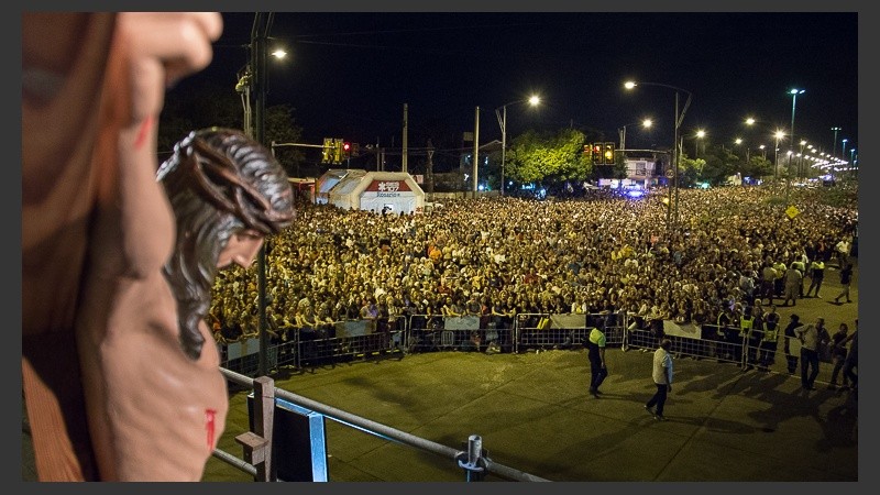 Miles de fieles de todo el país se acercaron a barrio Rucci este viernes santo.
