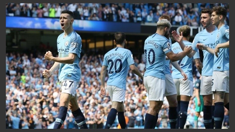Foden celebra su gol, pero todos saluda al Kun por su asistencia. 