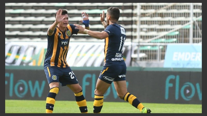 Parot y Aguirre festejan el primer tanto auriazul.