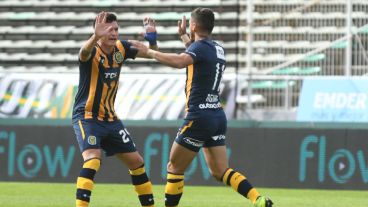 Parot y Aguirre festejan el primer tanto auriazul.