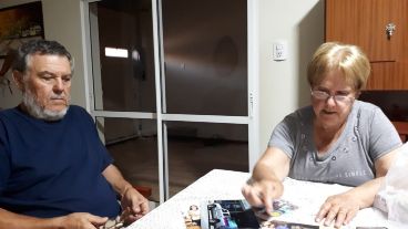 Alberto y Alicia Perassi recuerdan a Paula con sus fotos.