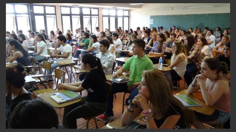 Pretende promover la innovación, el intercambio de conocimientos y la comunicación sobre temas europeos. 