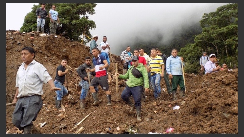 Vecinos son asistidos luego de la catástrofe.