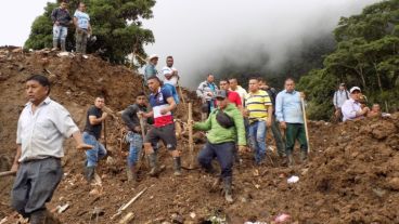 Vecinos son asistidos luego de la catástrofe.