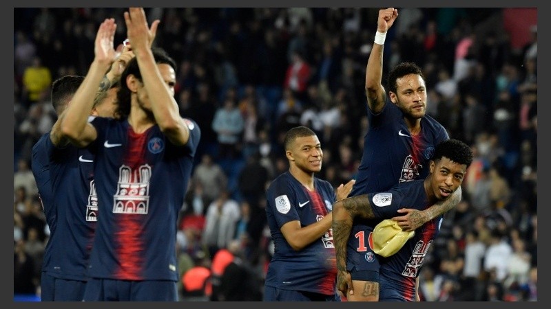 Festejos en París después de una dura semana por Notre Dame.