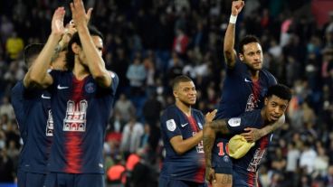 Festejos en París después de una dura semana por Notre Dame.