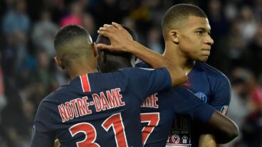 "Notre Dame" en el dorsal de todos los jugadores locales.