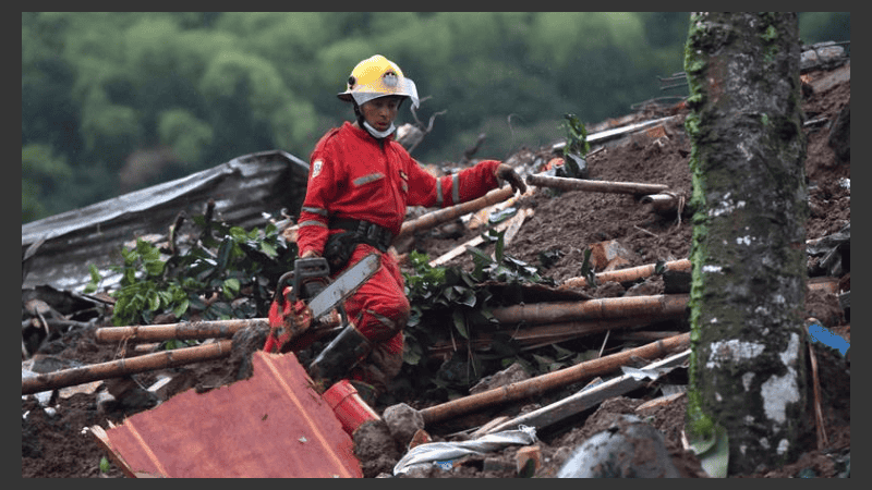 Miembros de los bomberos trabajan en la vereda de Portachuelo.