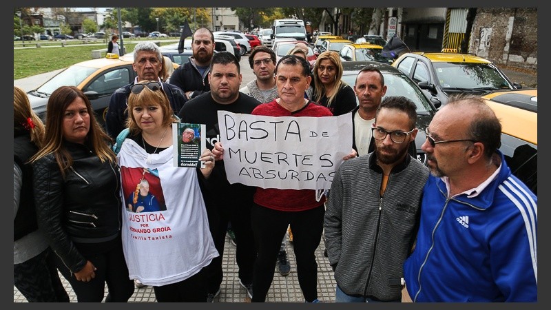 Taxistas movilizados por el crimen de un compañero el jueves pasado. 