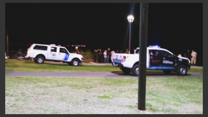 Foto sacada en el rescate del hombre arrojado al río que llegó al Facebook de Rosario3.