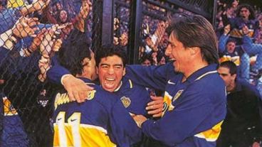 Maradona y Toresani festejando un gol cuando fueron compañeros en Boca.