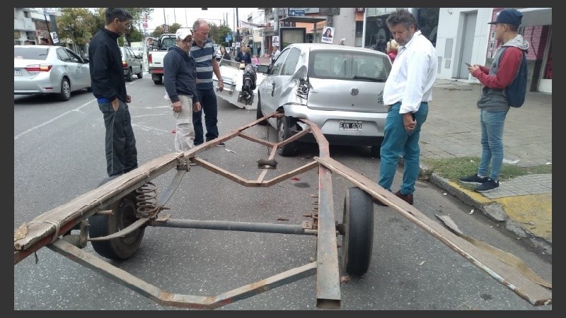 El trailer generó destrozos en el auto estacionado.