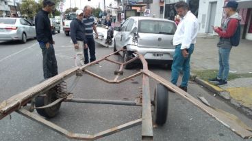 El trailer generó destrozos en el auto estacionado.