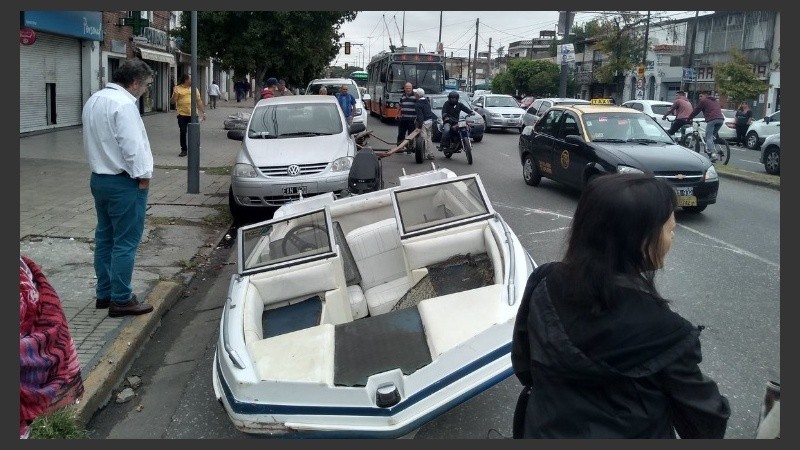El trailer generó destrozos en el auto estacionado.