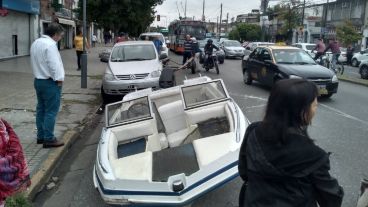 El trailer generó destrozos en el auto estacionado.